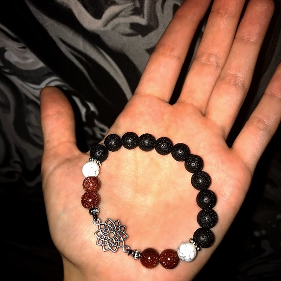 🏵 Hand-made Beaded Bracelet - Picture 3 of 3